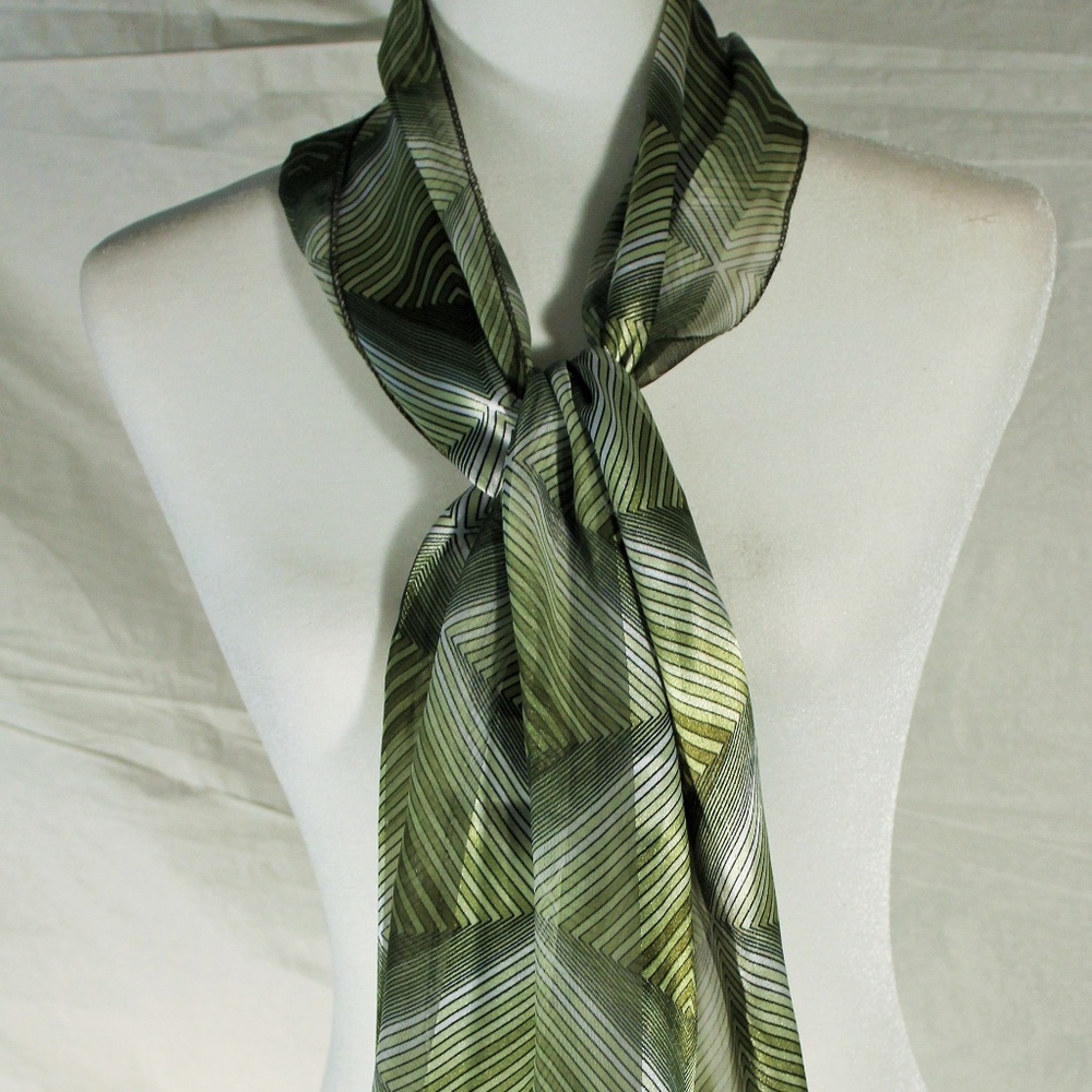 Green and white geometric print scarf